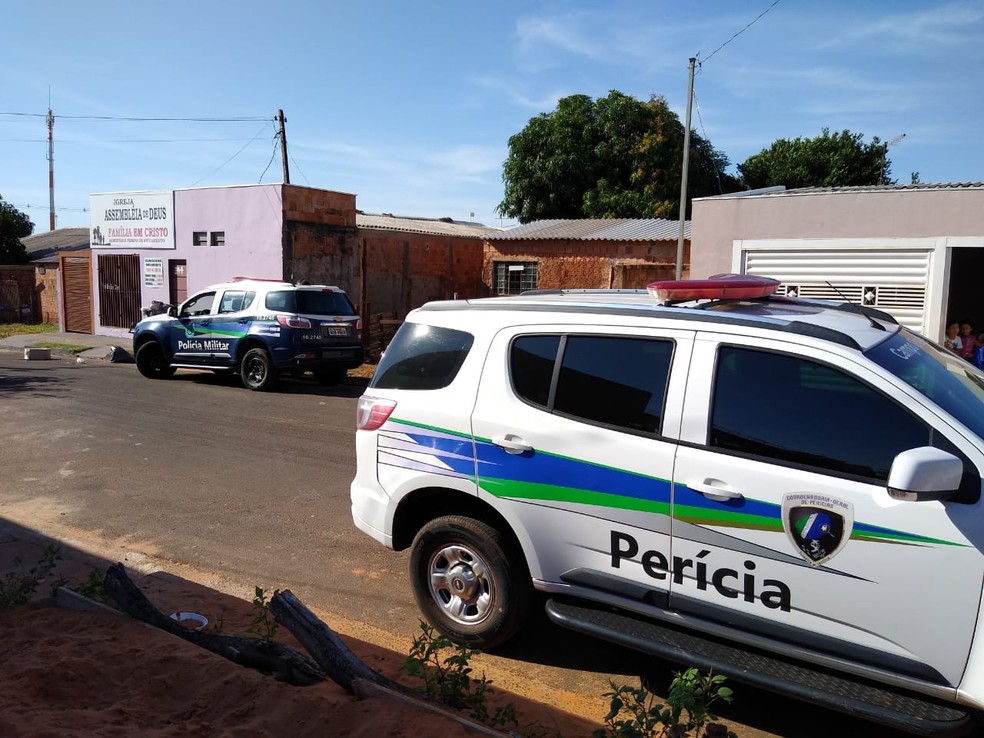 Polícia no local da violência sexual — Foto: Robson de Souza/TV Morena