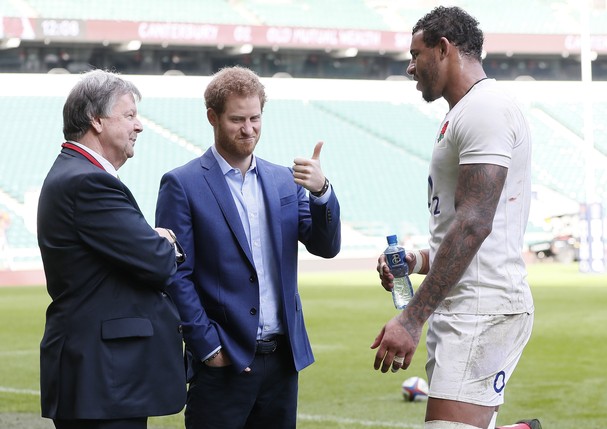 LONDON, ENGLAND - FEBRUARY 17: Prince Harry, (C) speaks with England player Courtney Lawes, (R) and Ian Richie, CEO of the RFU, during a visit to an England Rugby Squad training session at Twickenham Stadium on February 17, 2017 in London, England. In his (Foto: Getty Images)