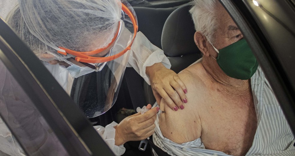  Idosos e profissionais de saúde recebem dose de vacina contra covid-19 — Foto: Fepesil/Thenews2/Estadão Conteúdo