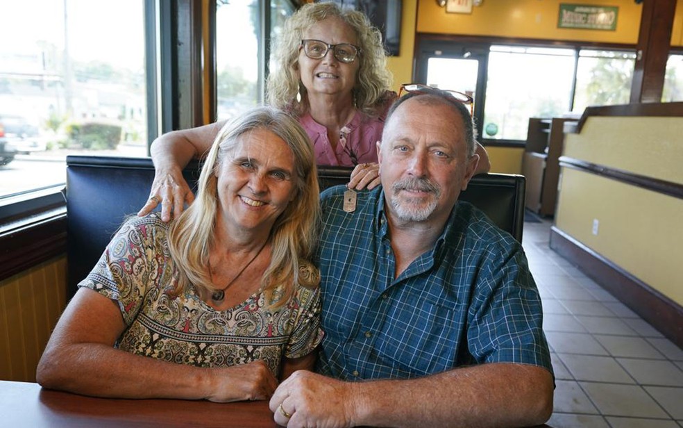 Debby-Neal Strickland ao lado do marido, Jim Merthe, e a ex-mulher dele, Mylaen Merthe, a quem Debby doou um rim, posam para foto em um restaurante em Ocala, na Flórida, em 25 de maio  — Foto: AP Photo/John Raoux