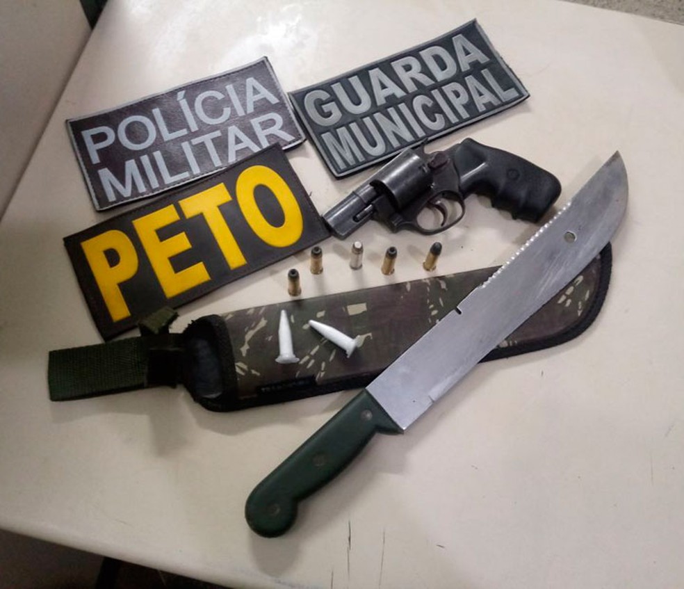 Polícia disse ter achado arma e drogas com suspeitos (Foto: Divulgação/SSP-BA)