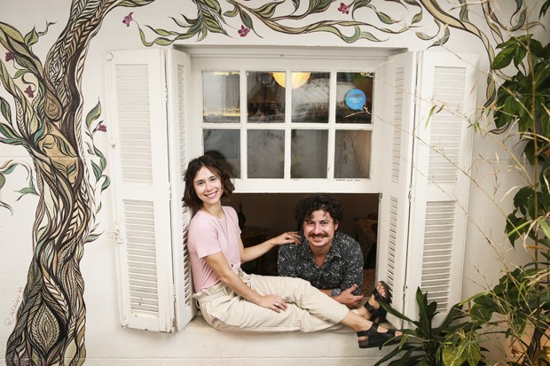 Daphne Bozaski e o marido, Gustavo Araújo (Foto: Iwi Onodera/Ed. Globo)
