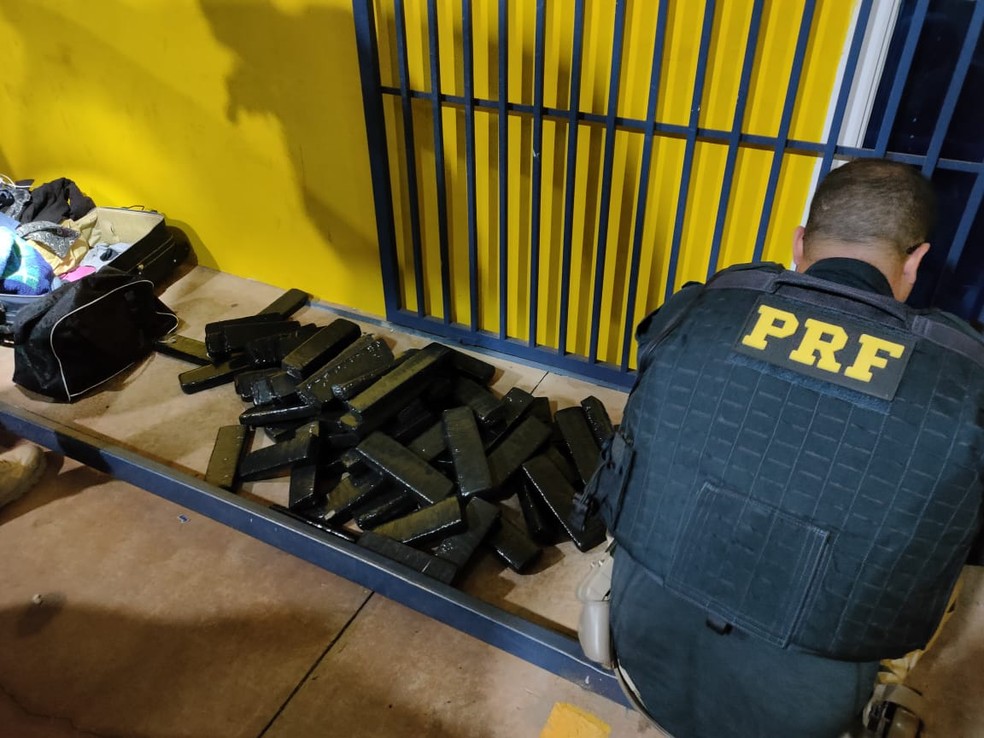Após perseguição em rodovia, PRF prende três com quase 80 tijolos de maconha em Ourinhos — Foto: PRF/Divulgação