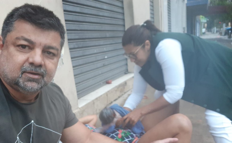 Motorista de aplicativo também acompanhou parto e ajudou Adriana com roupas para aquecer o bebê em Santos, SP — Foto: Arquivo pessoal