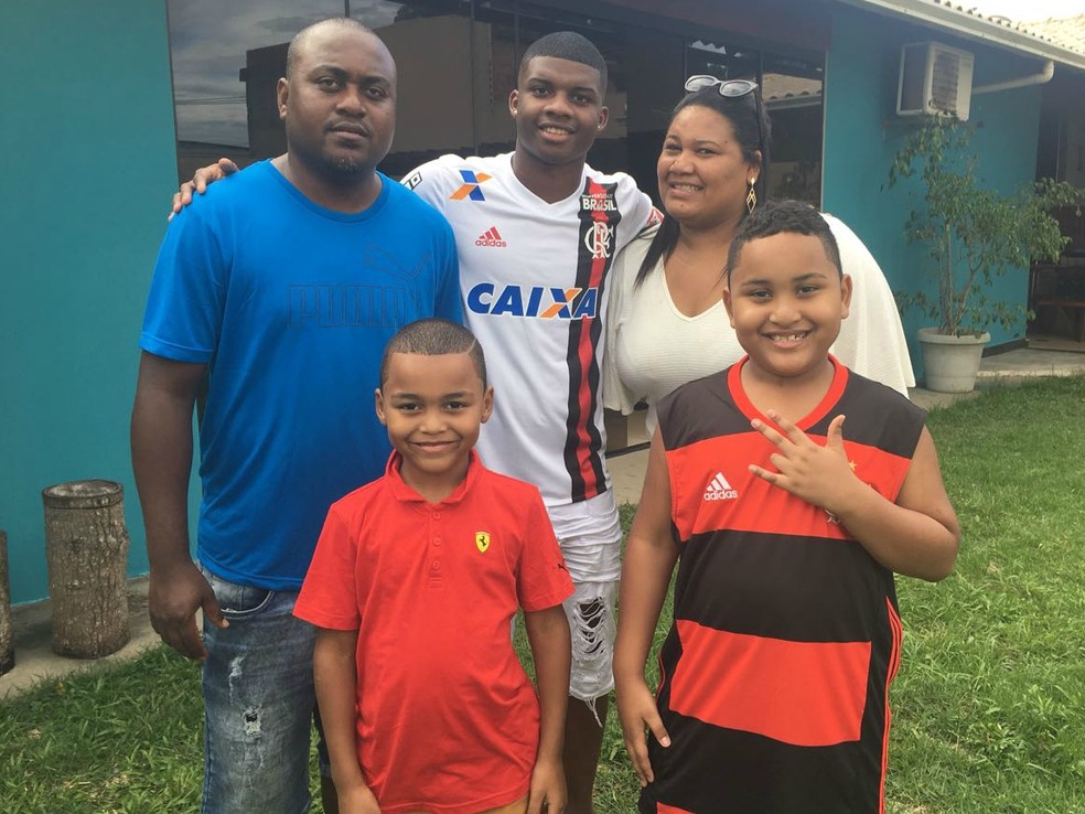 Lincoln, atacante do Flamengo, com os pais e os dois irmãos (Foto: Marcella Scaramella/Gazeta Esportes)
