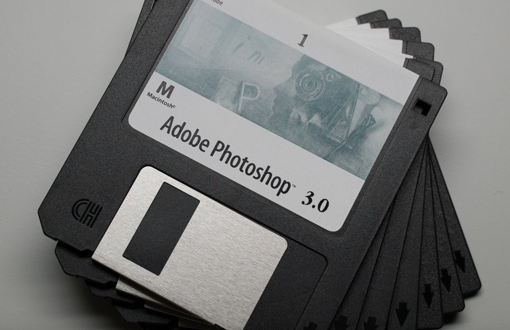 Photoshop simula instalação moderna em disquetes antigos (Foto: Reprodução/Felipe Vinha)