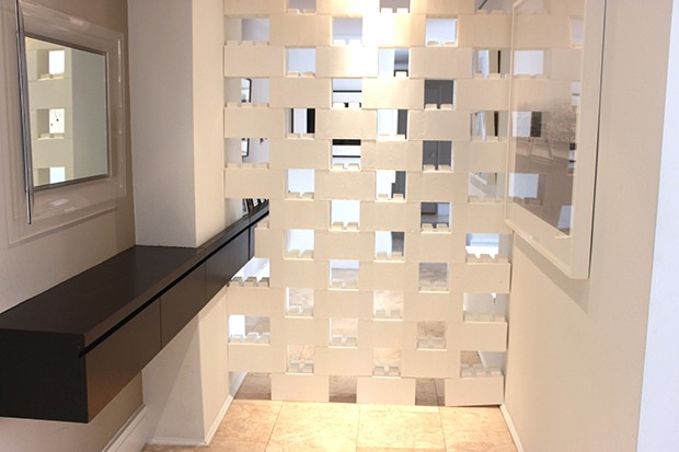 Com os blocos é bem simples criar uma divisória de ambientes no estilo cobogó, com aberturas para ventilação e passagem de luz (Foto: Divulgação)