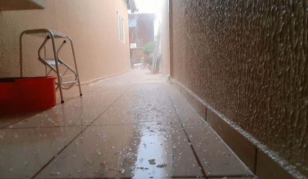 Em pontos da cidade chegou a chover granizo — Foto: Sérgio Pais / G1 