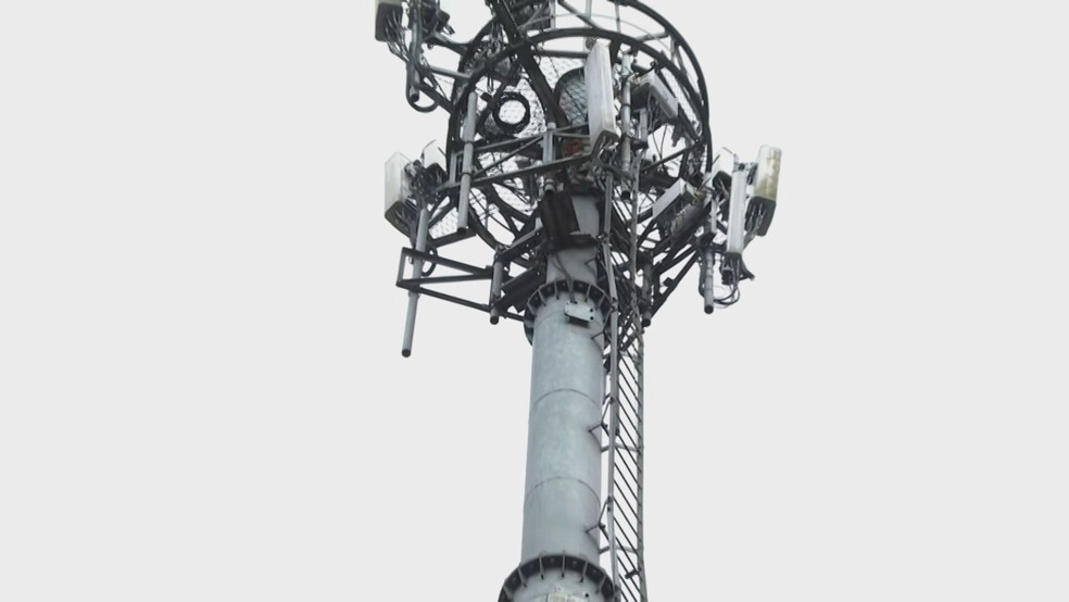 Antena de operadora de telefonia celular; segmento de telecomunicações puxou queda do setor de serviços em fevereiro — Foto: Reprodução/TV Globo