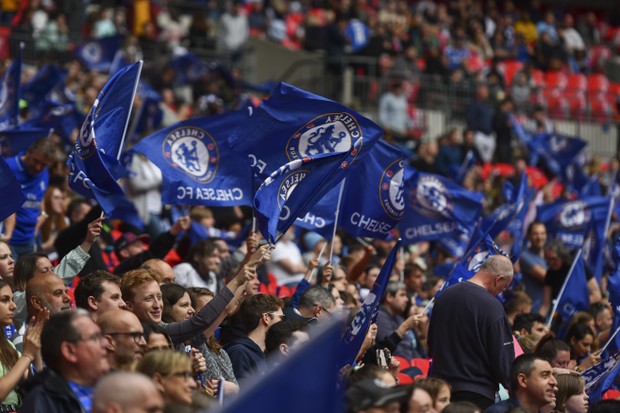 Torcida do Chelsea aguarda novo dono, em meio a sanções (Foto: Ivan Yordanov/MI News/NurPhoto via Getty Images)