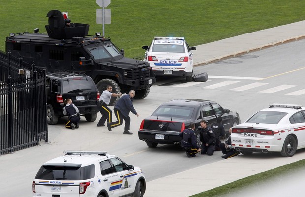 Policiais tomam acesso ao Parliament Hilll, em Ottawa, após homem atirar em soldado no Parlamento canadense (Foto: Reuters)