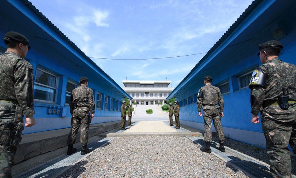Soldados sul e norte-coreanos fazem segurana na linha que faz fronteira entre as duas Coreias, na zona desmilitarizada de Panmunjom, em foto de 2018  Foto: Korea Summit Press Pool / AFP