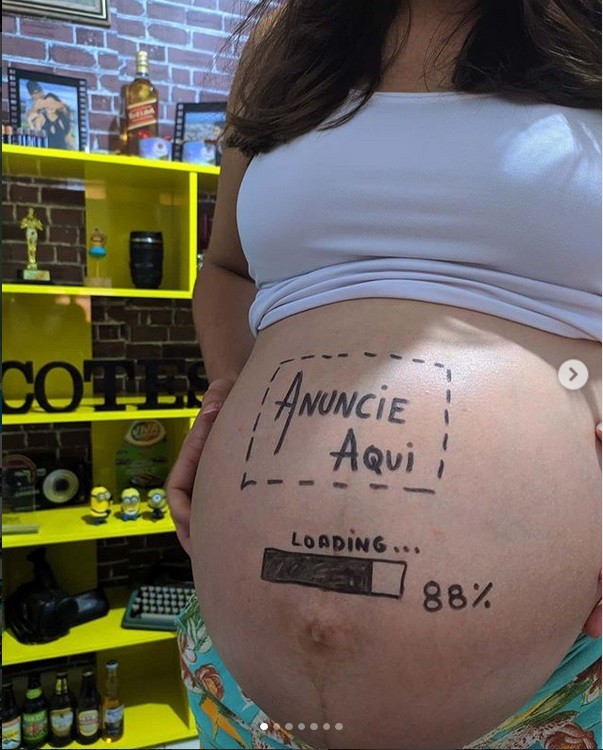 O humorista Alex Gama fez uma brincadeira na barriga da esposa (Foto: Reprodução/Instagram)