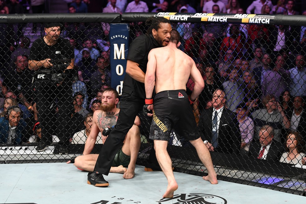 Khabib Nurmagomedov finalizou Conor McGregor no quarto round no UFC 229 — Foto: Josh Hedges/Getty Images