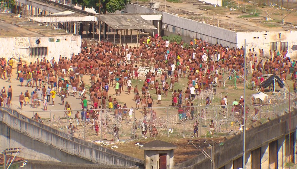 Presos lotam pátio do Complexo Prisional do Curado, na Zona Oeste do Recife (Foto: Acervo/TV Globo)
