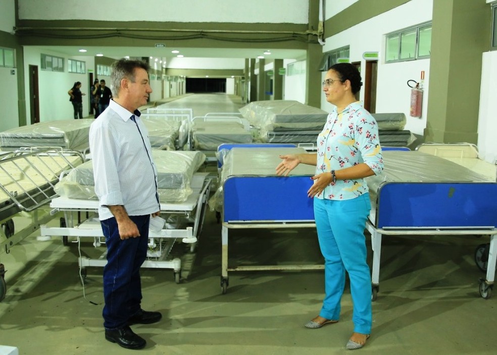 O governador Antonio Denarium e a secretária-adjunta da Sesau, Patrícia Renovato, em visita ao Canarinho — Foto: Governo de Roraima