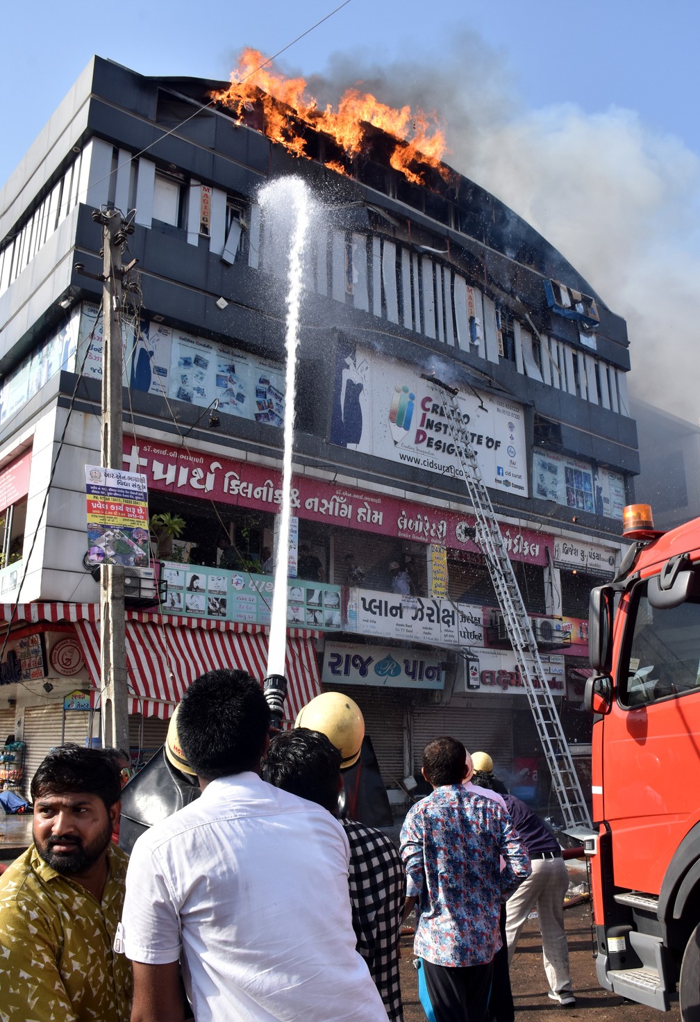 Bombeiros tentam controlar incêndio em centro comercial de Surat, na Índia — Foto: Stringer/Reuters