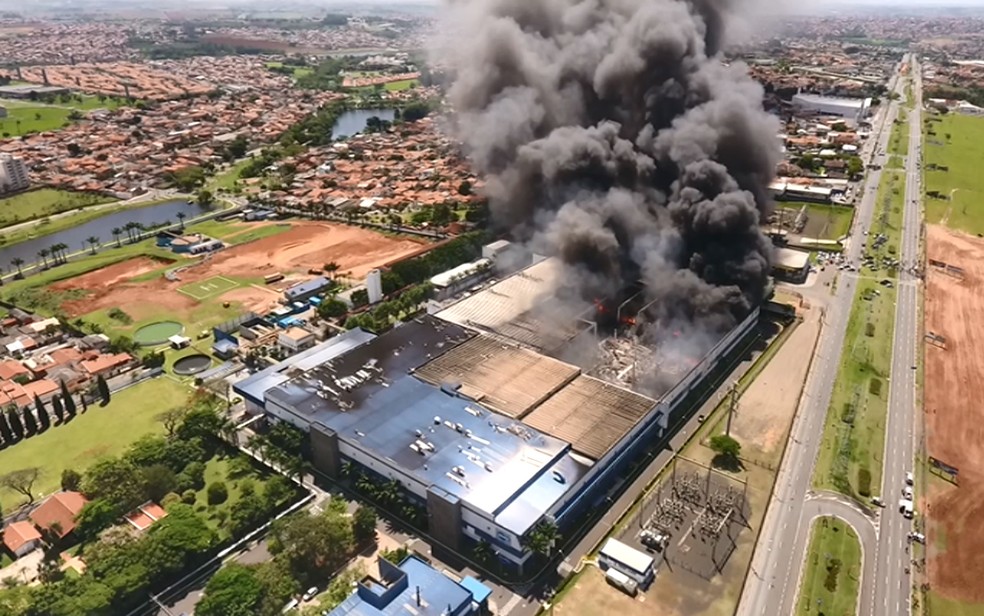 Imagem aérea mostra área atingida por incêndio na EMS, em Hortolândia — Foto: Reprodução/EPTV