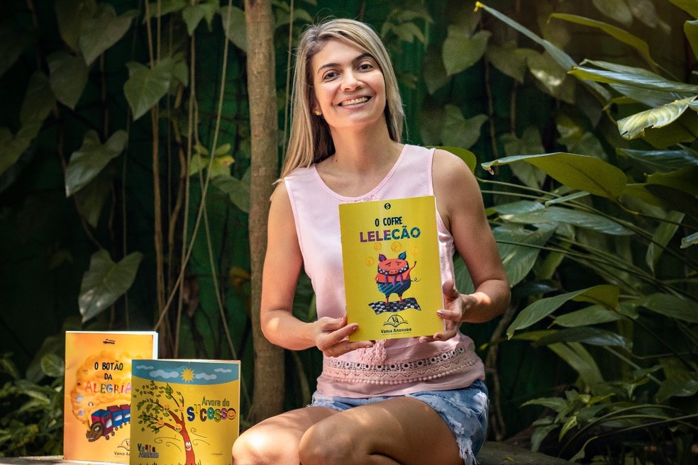 Vânia Andrade irá expor três obras: 'Árvore do sucesso', 'Botão da alegria' e 'Cofre Lelecão' — Foto: Arquivo Pessoal