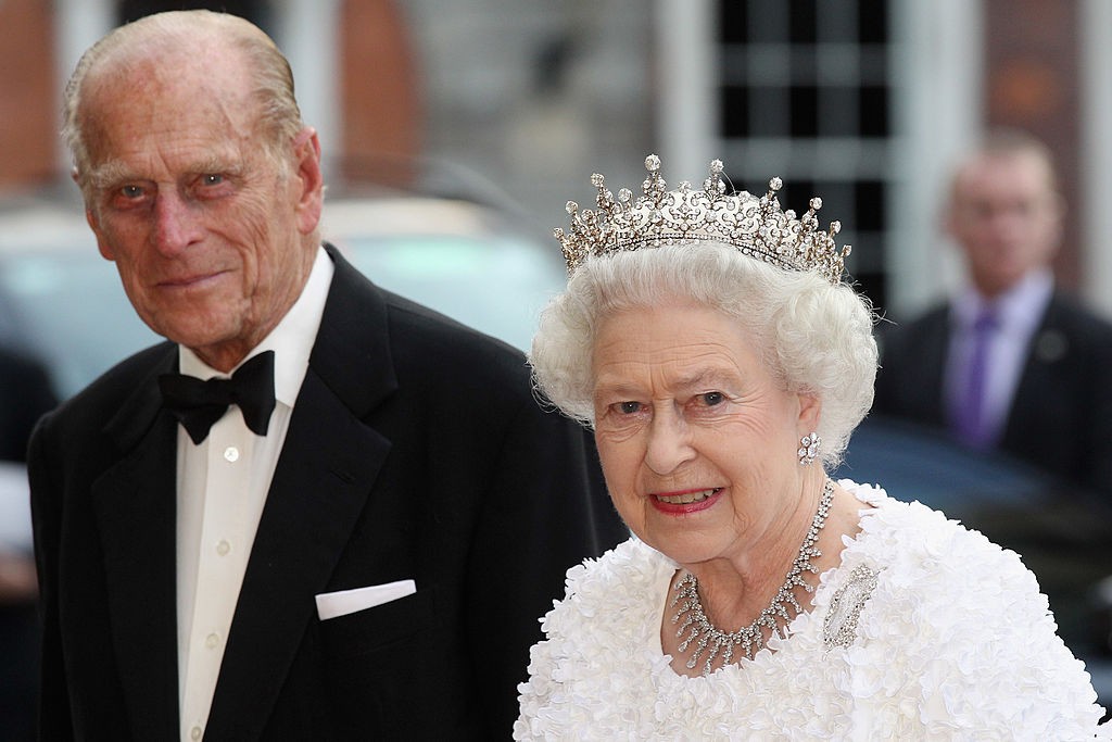 DUBLIN, IRELAND - MAY 18:  Queen Elizabeth II and Prince Philip, Duke of Edinburgh arrive to attend a State Banquet in Dublin Castle on May 18, 2011 in Dublin, Ireland. The Duke and Queen's visit to Ireland is the first by a monarch since 1911. An unprece (Foto: Getty Images)