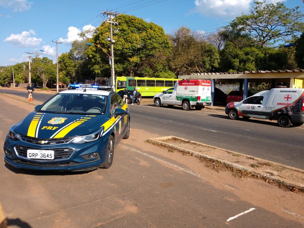 PRF fiscaliza ambulâncias na BR-343 em Teresina — Foto: Simplício Júnior/TV Clube