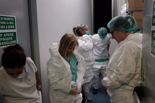 Paolo capturou um dos momentos em que a equipe se prepara para visitar os pacientes (Foto: Paolo Miranda via BBC News)
