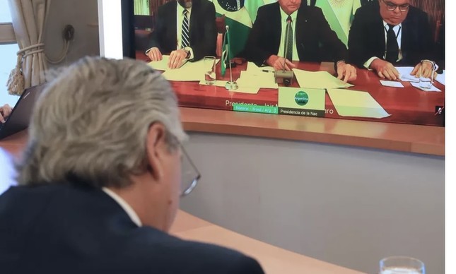El presidente argentino Alberto Fernández (desde atrás), reunión con el presidente Jair Bolsanaro o videoconferencia 