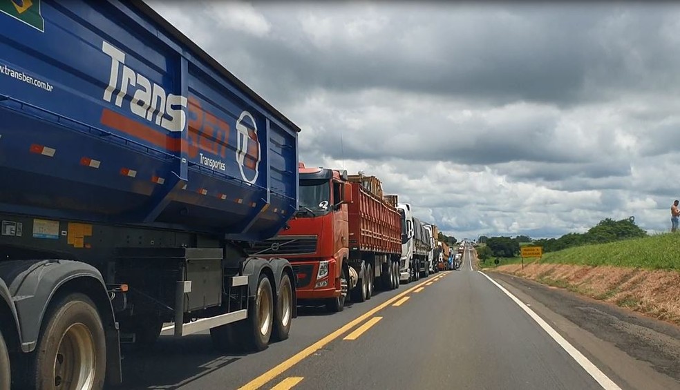 Batida frontal entre carretas mata motorista e provoca megacongestionamento na BR-153 — Foto: Beno Bond/NovaTV/Divulgação