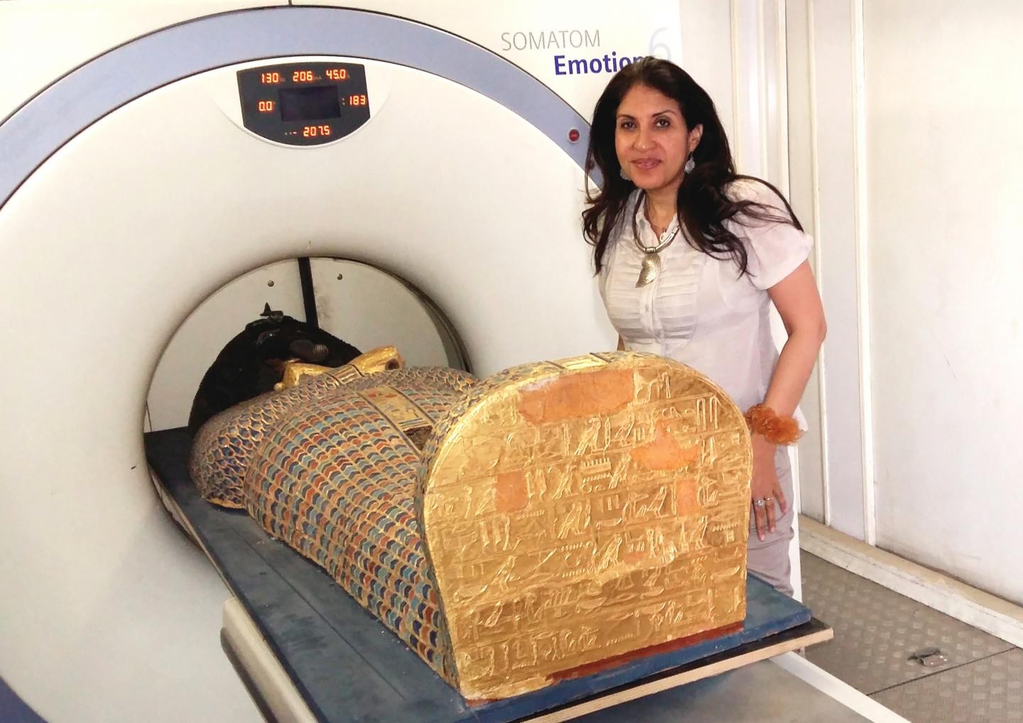A professora Dra. Sahar Saleem com a múmia do faraó na máquina de ressonância (Foto: Sahar Saleem)