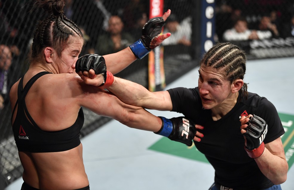 Roxanne Modafferi acerta Maycee Barber na luta final do card preliminar — Foto: Getty Images