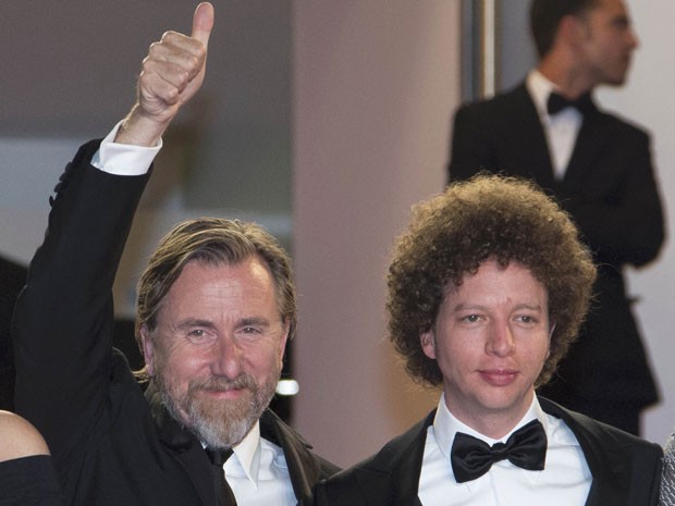 O ator american Tim Roth (à esquerda) e o diretor mexicano Michel Franco posam no tapete vermelho de Cannes antes da exibição do comovente 'Chronic' nesta sexta-feira (22) (Foto: Yves Herman/Reuters)