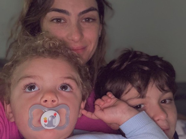 Mariana Uhlmann posta com os filhos Joaquim e Vicente, e cita noite difícil (Foto: Reprodução/Instagram)