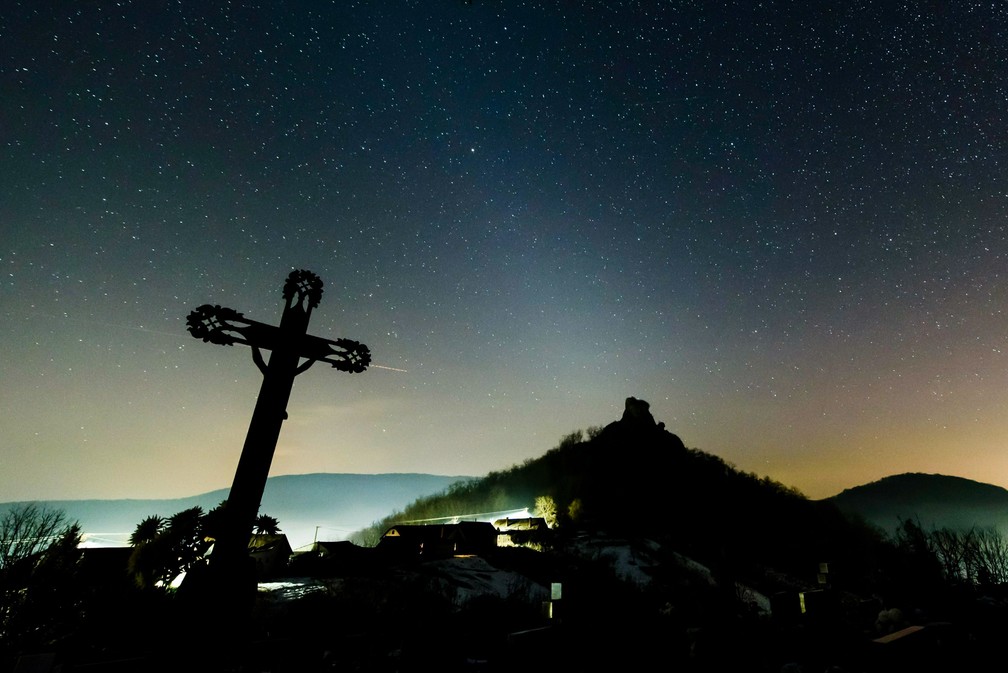 8 de fevereiro - Estrelas são vistas no céu noturno em foto tirada perto de Hajnacka, no sul da Eslováquia. O brilho de luz branca é causado pela poeira interplanetária refletindo a luz solar. O fenômeno astronômico nas zonas temperadas é mais claramente visível em fevereiro e março após o pôr do sol e em setembro e outubro antes do nascer do sol, quando o zodíaco é posicionado em um ângulo íngreme em direção ao horizonte — Foto: Peter Komka/MTI via AP