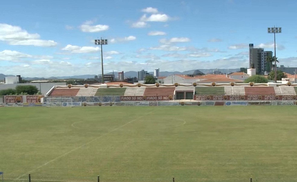 O gramado do Est�dio Jos� Cavalcanti seria inaugurado no dia 6 de janeiro, com o cl�ssico de Patos � Foto: Reprodu��o/TV Cabo Branco