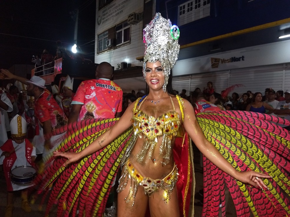Rainha de bateria do Bloco Sambase durante desfile deste domingo (18) (Foto: Aline Nascimento/G1)