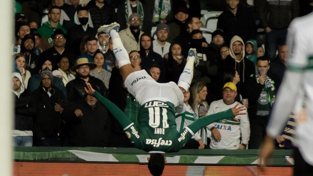 Rony comemora o gol em Coritiba x Palmeiras