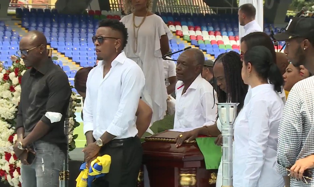 Família de Rincón dá o último adeus, e um dos filhos do ídolo, Sebastián, exibe camisa do pai da seleção da Colômbia — Foto: Reprodução/Alcaldía de Cali