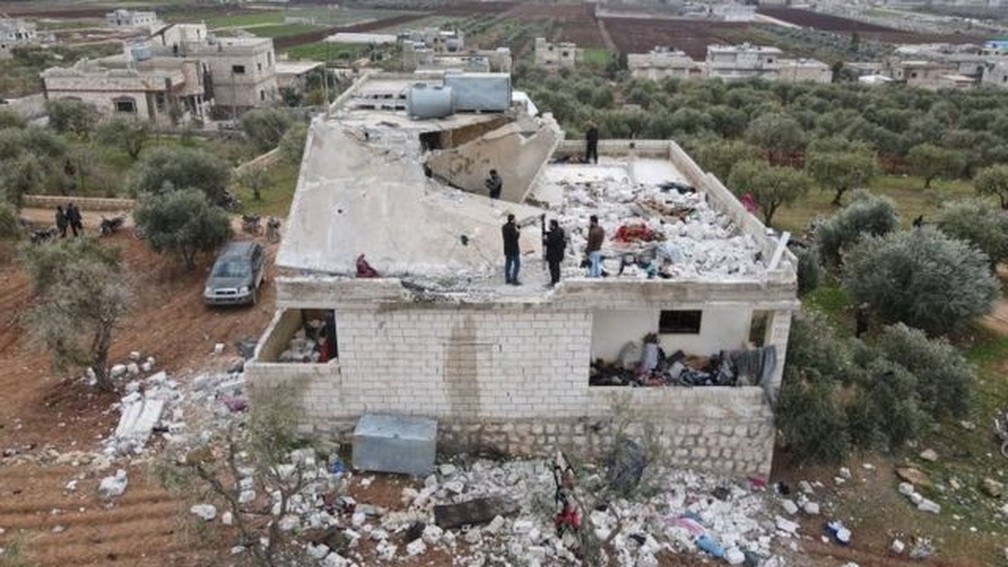 Inspeção do local onde al-Qurayshi morreu; outros 13 corpos foram encontrados ali — Foto: EPA/via BBC
