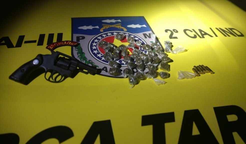 Pol&iacute;cia apreende drogas, arma e muni&ccedil;&otilde;es  &mdash; Foto: Divulga&ccedil;&atilde;o/2&ordf;CIA/IND
