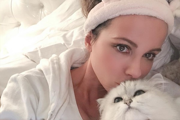 A atriz Kate-Beckinsale com seu gato de estimação (Foto: Reprodução / Instagram)