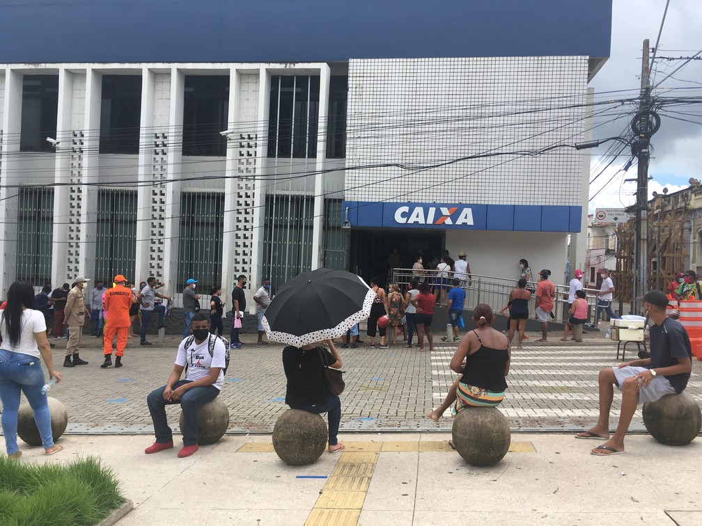 ANTES | SÃO LUÍS (MA) - População aguarda na fila atendimento na Caixa da Praça Deodoro. — Foto: Rafaelle Fróes/G1 MA