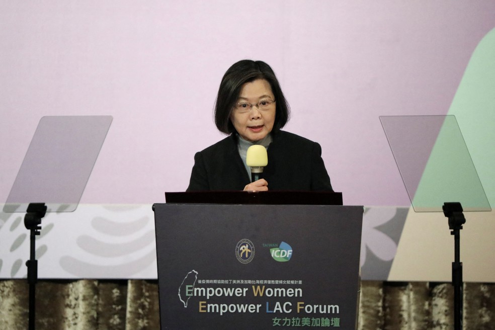 A presidente de Taiwan, Tsai Ing-wen, fala na cerimônia de abertura de fórum em Taipei em 15 de fevereiro de 2023 — Foto: REUTERS/I-Hwa Cheng