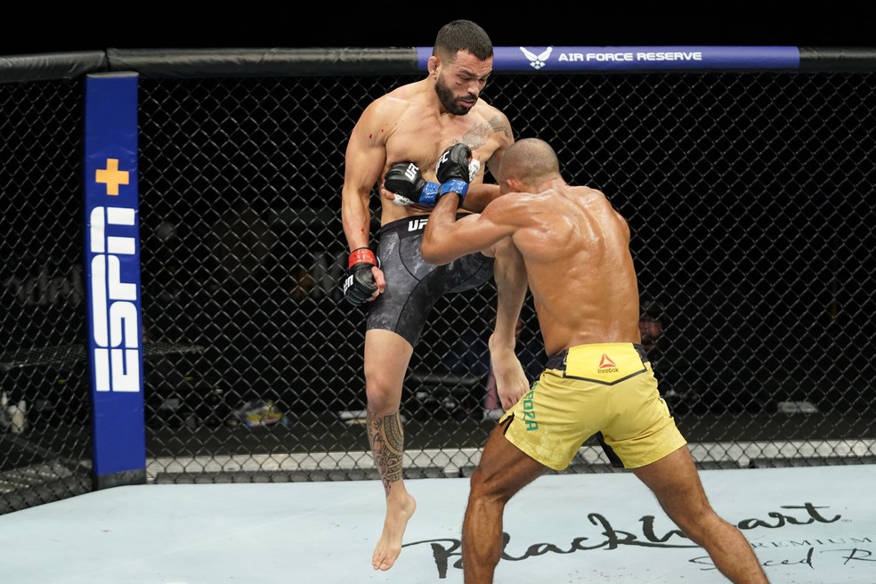  Dan Ige acerta joelhada voadora em Edson Barboza no UFC: Overeem x Harris — Foto: Getty Images