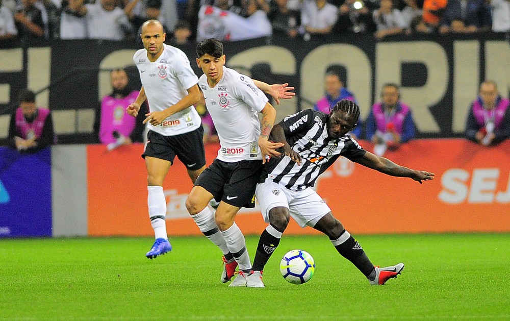 Remendado, Corinthians não consegue abastecer centroavante contra o Atlético-MG