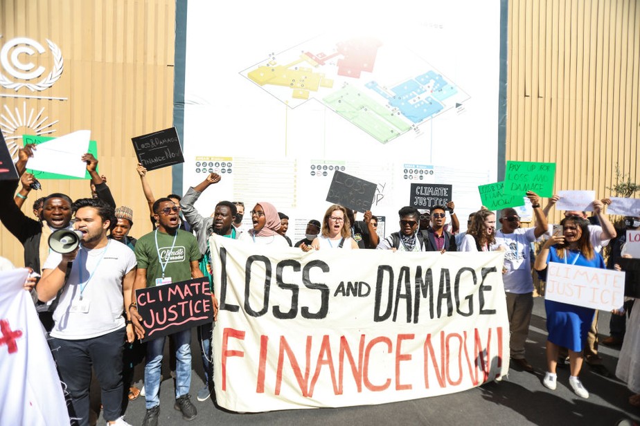 Ativistas pedem que países forneçam financiamento para perdas e danos provocados pelas mudanças climáticas em frente ao Centro Internacional de Convenções na COP27