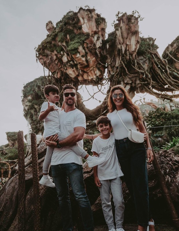 Juliana Paes com Carlos Eduardo Baptista e os filhos Pedro e Antonio (Foto: Reprodução/Instagram)
