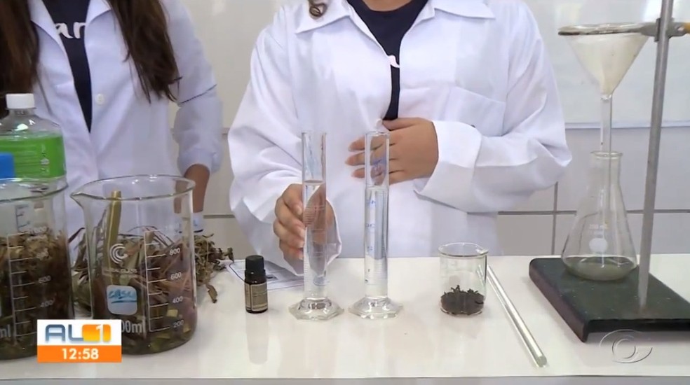 Alunos de escola particular em Maceió preparam repelente natural — Foto: Reprodução/TV Gazeta