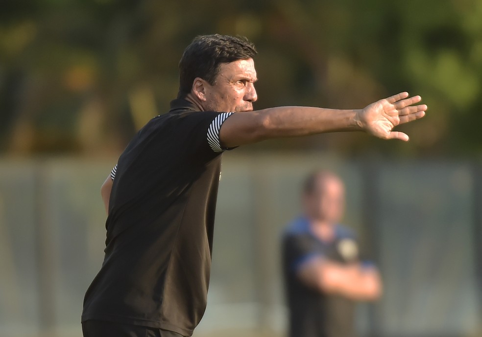 Z� Ricardo orienta o Vasco contra o Resende � Foto: Andr� Dur�o