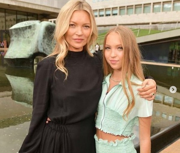 A modelo Kate Moss com a filha, a também modelo Lila Moss (Foto: Instagram)