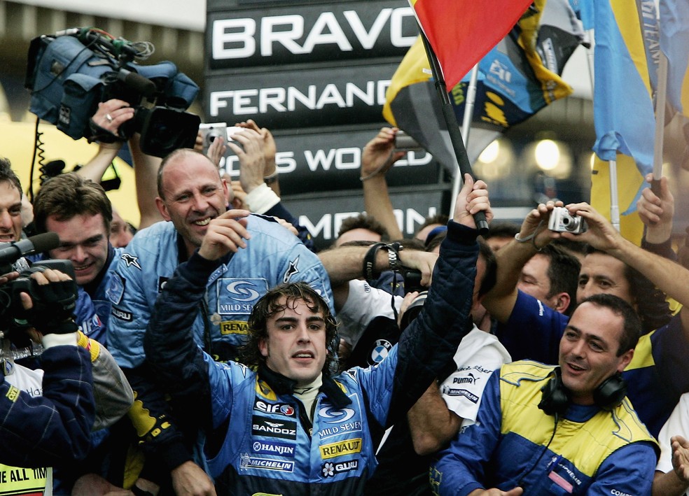 Alonso comemora título de 2005 no Brasil com a equipe Renault — Foto: Getty Images